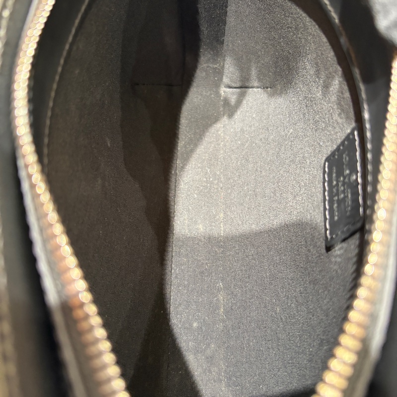 【經典回歸,霧黑魅力】 Louis Vuitton Fowler Monogram Matte 壓紋腋下包|復古肩背設計|極簡霧面皮革|精品質感推薦-8