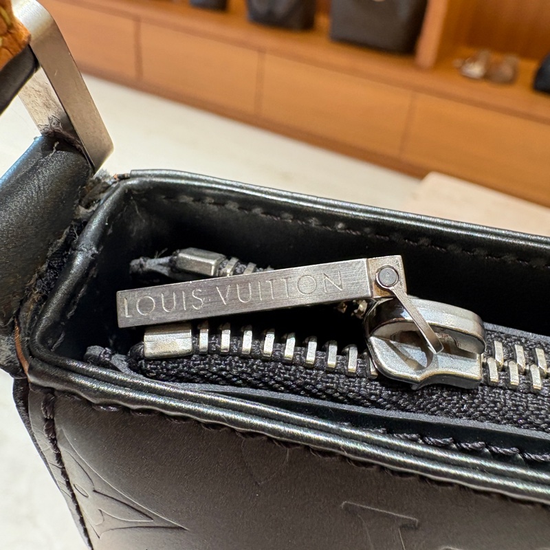 【經典回歸,霧黑魅力】 Louis Vuitton Fowler Monogram Matte 壓紋腋下包|復古肩背設計|極簡霧面皮革|精品質感推薦-9