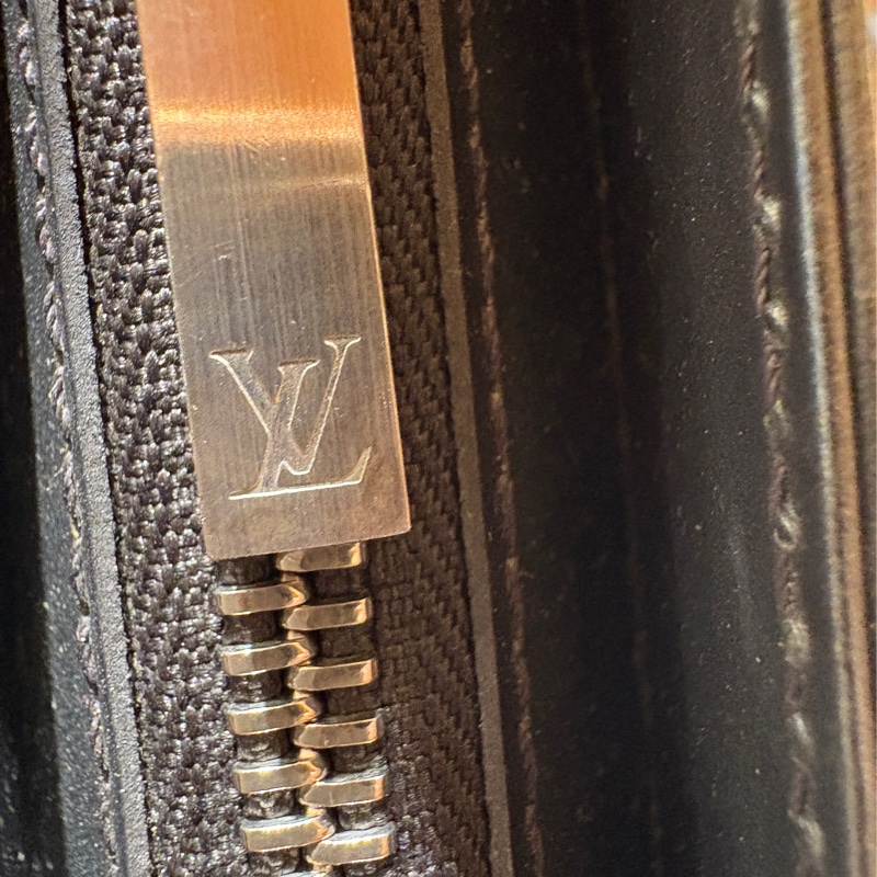 【經典回歸,霧黑魅力】 Louis Vuitton Fowler Monogram Matte 壓紋腋下包|復古肩背設計|極簡霧面皮革|精品質感推薦-10