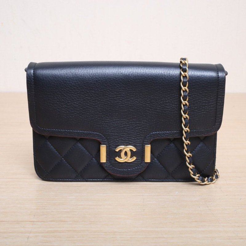 CHANEL 黑色荔枝牛皮25開金扣CF季節款woc口蓋包19肩背包-1