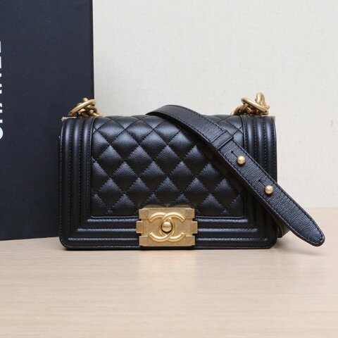 CHANEL Leboy小號20.5黑色荔枝牛皮晶片開金扣菱格紋肩背包