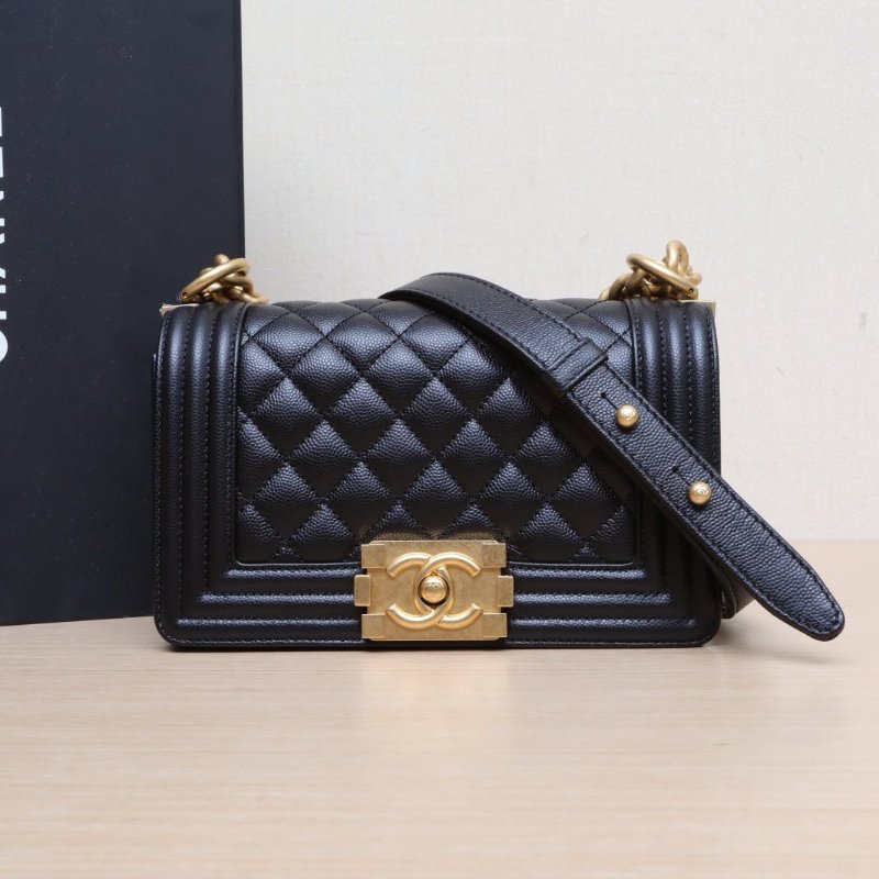 CHANEL Leboy小號20.5黑色荔枝牛皮晶片開金扣菱格紋肩背包-0