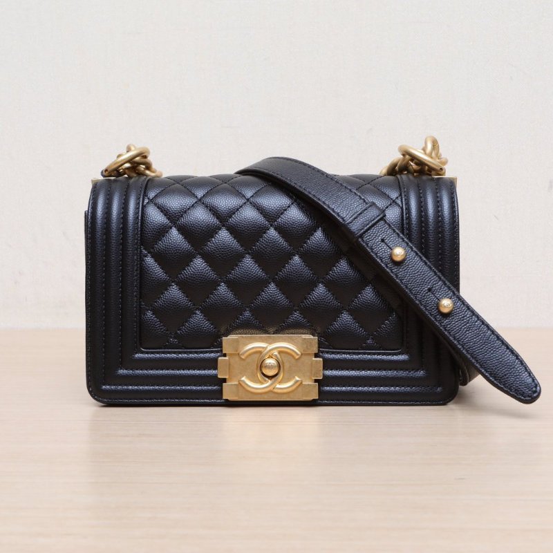 CHANEL Leboy小號20.5黑色荔枝牛皮晶片開金扣菱格紋肩背包-1