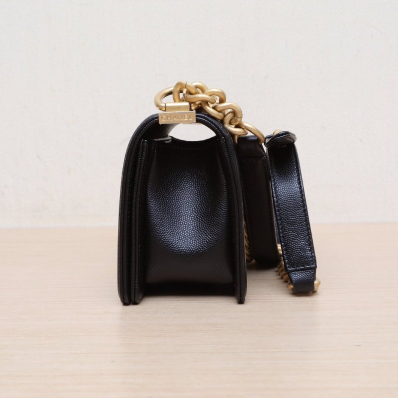 CHANEL Leboy小號20.5黑色荔枝牛皮晶片開金扣菱格紋肩背包-3