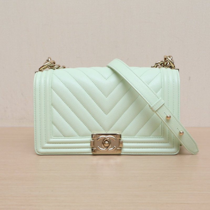 CHANEL Leboy中號25綠色荔枝牛皮晶片開淺金扣V紋肩背包-1