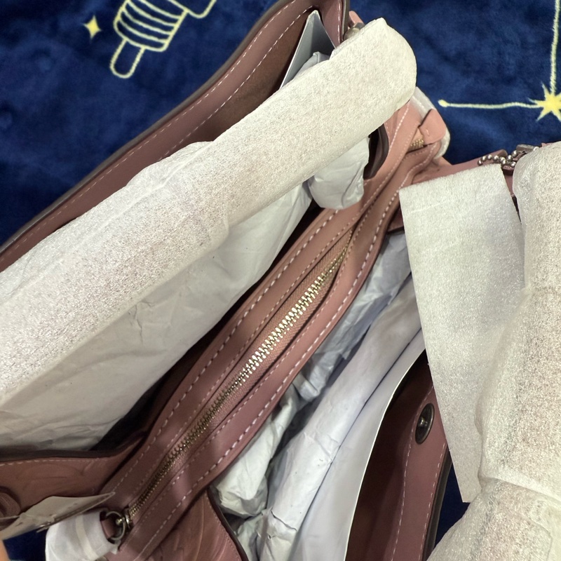 全新!特價!超美雕花!Coach 肩背包 乾燥玫瑰粉💕 托特包/腋下包-4