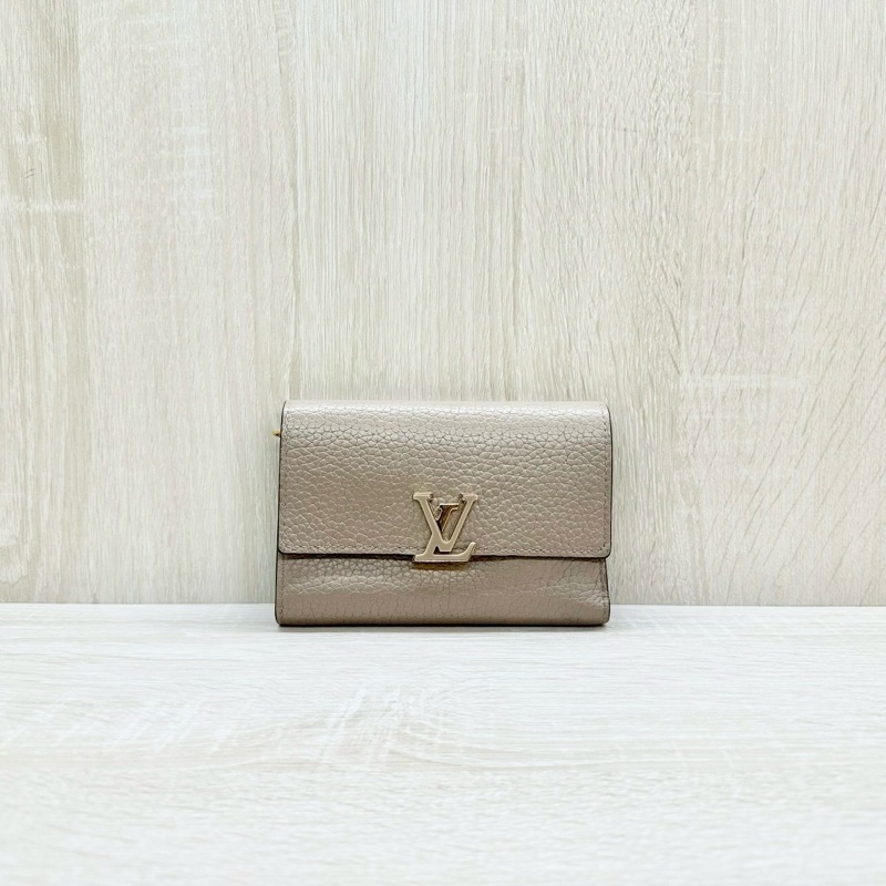 LV奶茶灰色牛皮灰金釦三折Capucines/M82361-0
