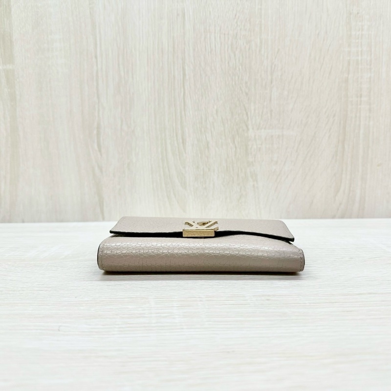 LV奶茶灰色牛皮灰金釦三折Capucines/M82361-4