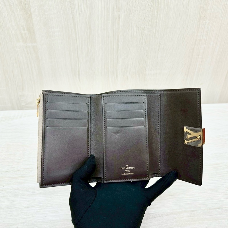 LV奶茶灰色牛皮灰金釦三折Capucines/M82361-5