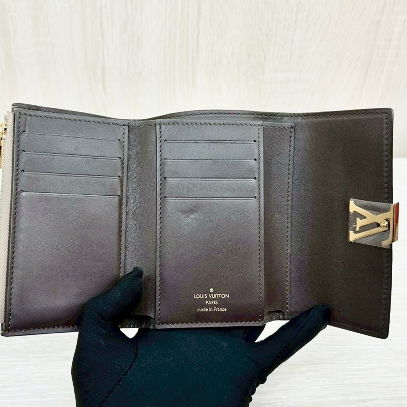 LV奶茶灰色牛皮灰金釦三折Capucines/M82361-12