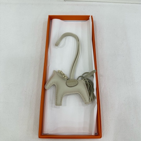 Hermes 愛馬仕 小馬touch吊飾，搭配鱷魚皮馬鞍