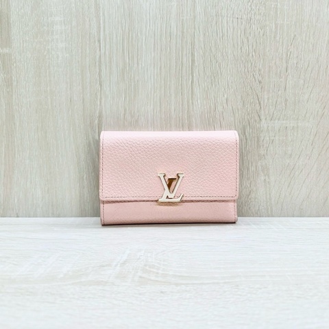 LV粉色牛皮粉金釦三折Capucines中夾M82361
