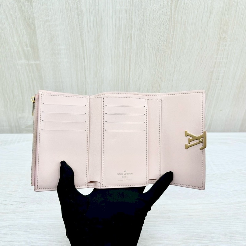 LV粉色牛皮粉金釦三折Capucines中夾M82361-5