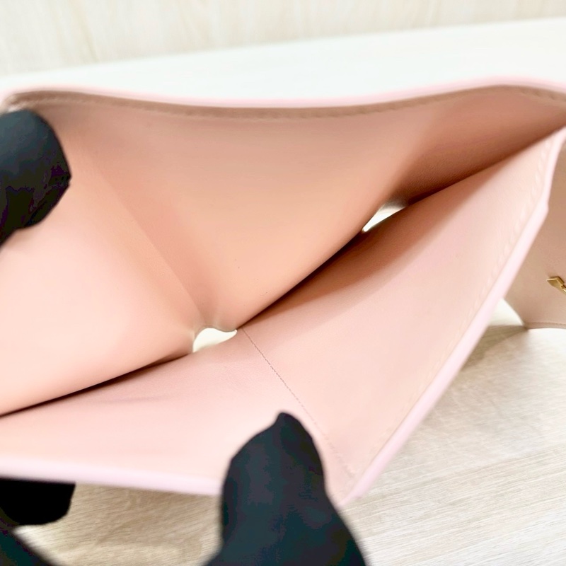 LV粉色牛皮粉金釦三折Capucines中夾M82361-6