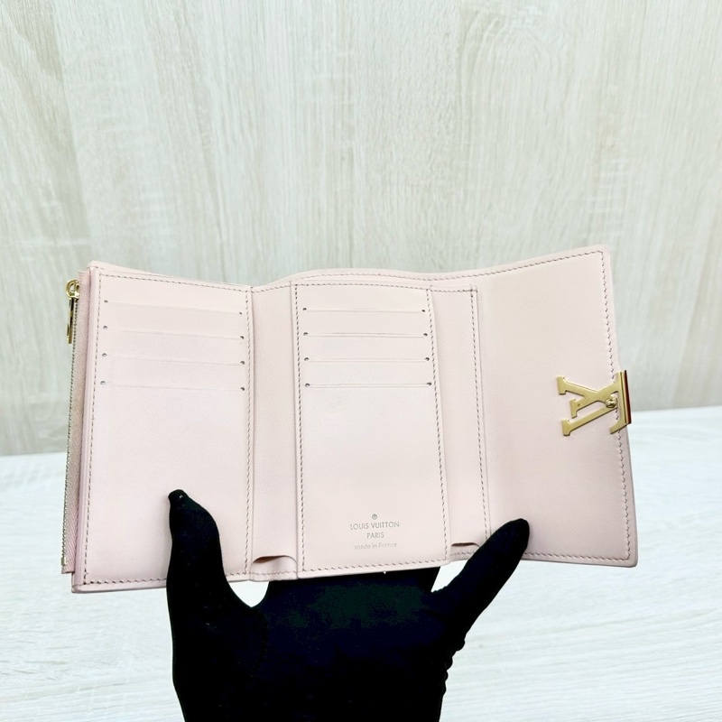 LV粉色牛皮粉金釦三折Capucines中夾M82361-8