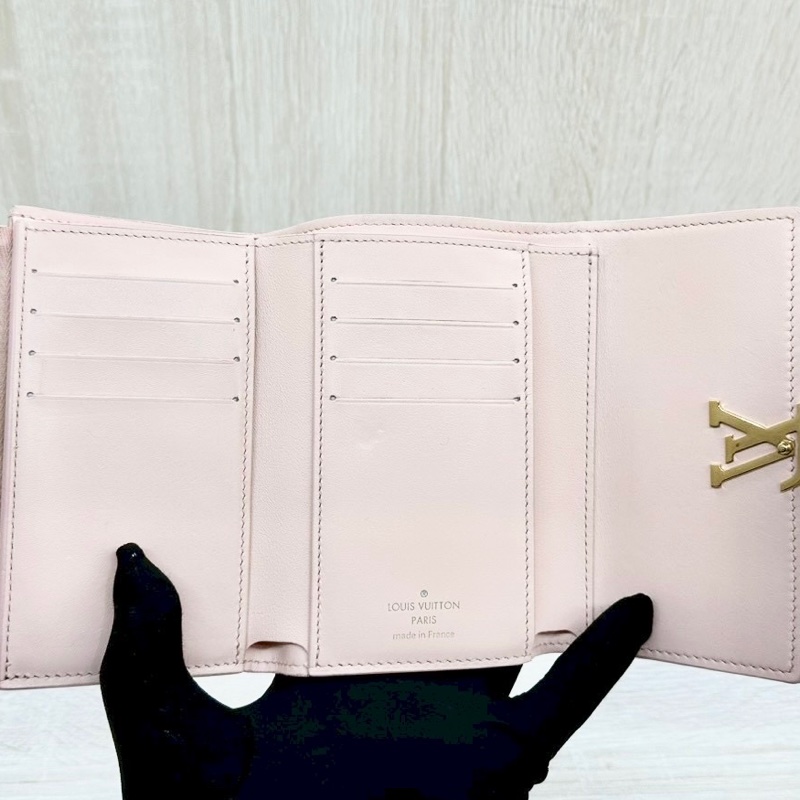 LV粉色牛皮粉金釦三折Capucines中夾M82361-10