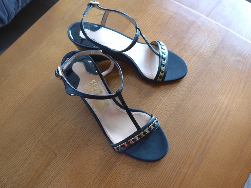 Ferragamo logo金色鏈帶涼鞋 7 1/2D-1