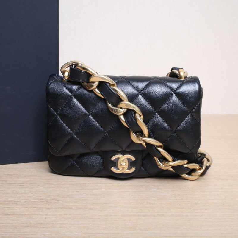 CHANEL 23P口蓋包21黑色羊皮羊皮晶片開金扣粗皮穿鏈肩帶肩背包-0