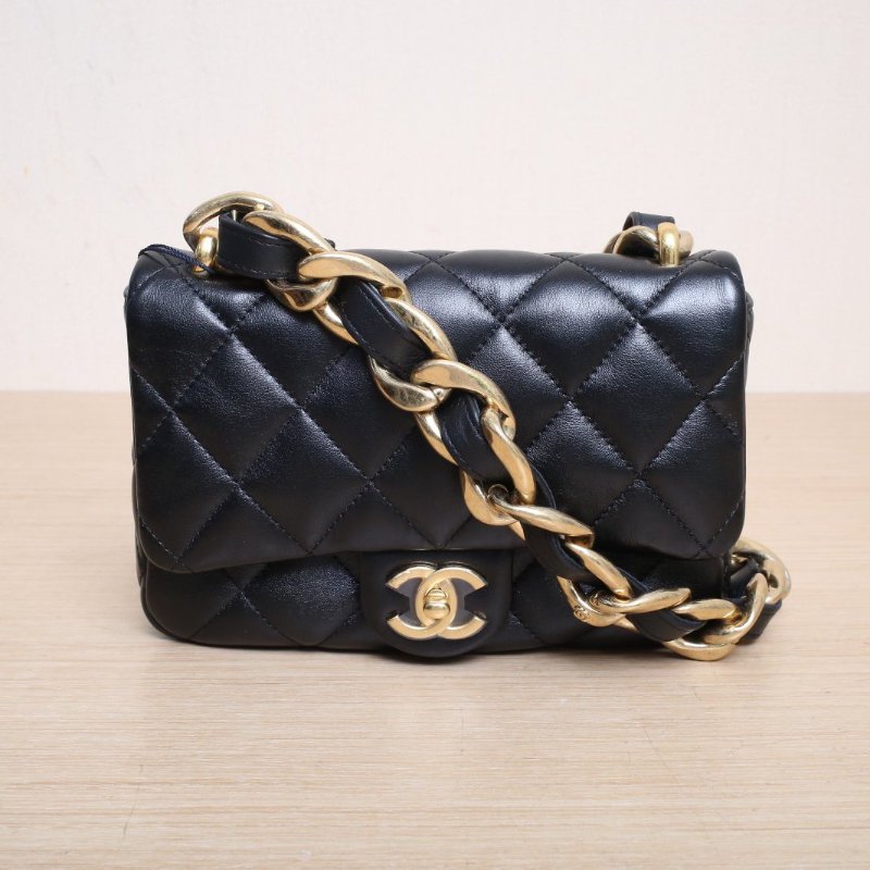 CHANEL 23P口蓋包21黑色羊皮羊皮晶片開金扣粗皮穿鏈肩帶肩背包-1