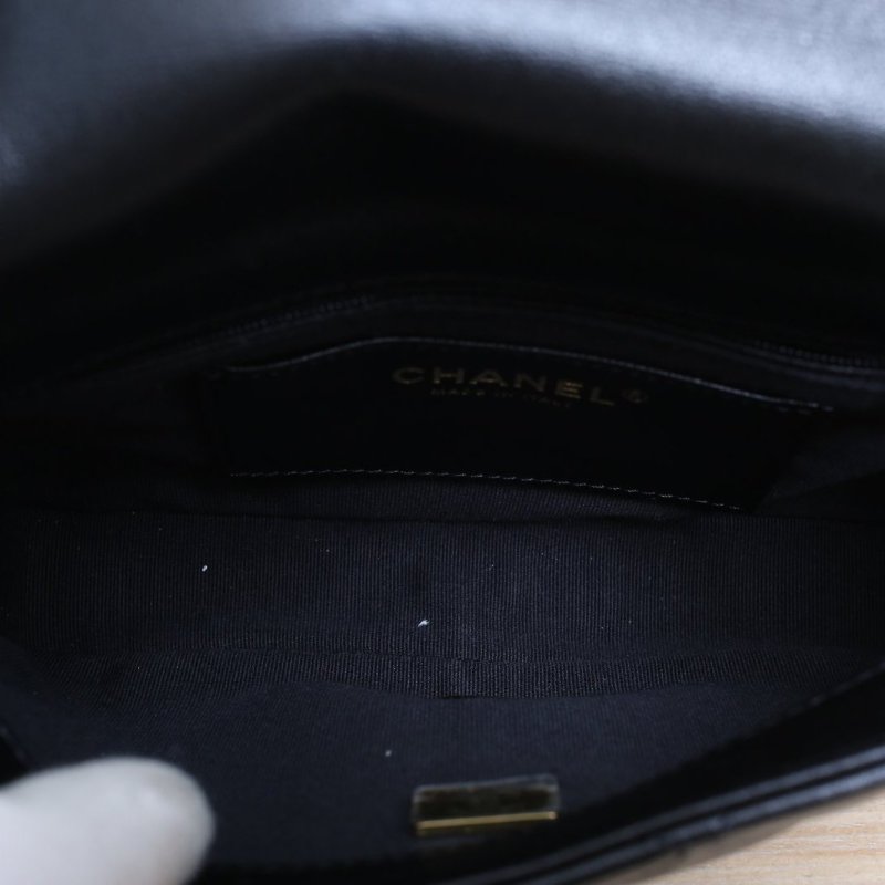 CHANEL 23P口蓋包21黑色羊皮羊皮晶片開金扣粗皮穿鏈肩帶肩背包-3