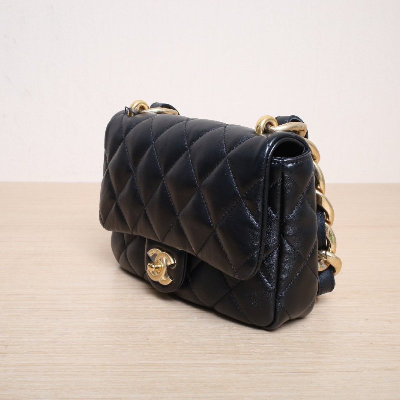 CHANEL 23P口蓋包21黑色羊皮羊皮晶片開金扣粗皮穿鏈肩帶肩背包-4