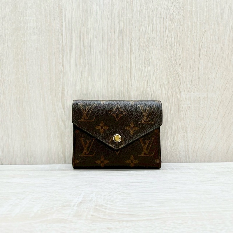 LV原花金釦咖啡內裡Victorine信封下蓋三折短夾M62472-0