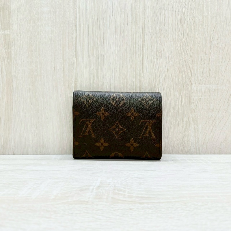 LV原花金釦咖啡內裡Victorine信封下蓋三折短夾M62472-1