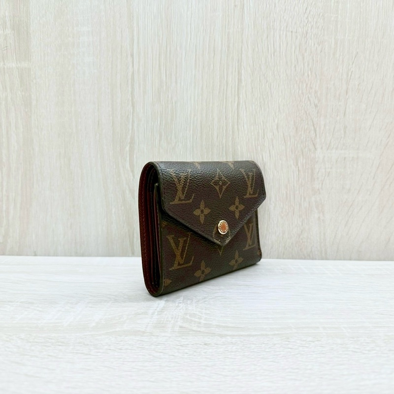 LV原花金釦咖啡內裡Victorine信封下蓋三折短夾M62472-2