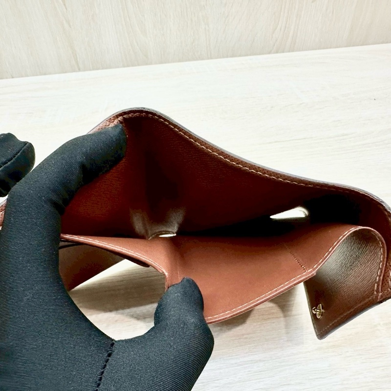 LV原花金釦咖啡內裡Victorine信封下蓋三折短夾M62472-5