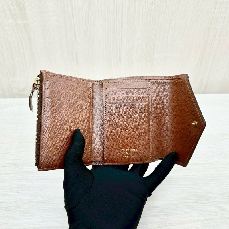LV原花金釦咖啡內裡Victorine信封下蓋三折短夾M62472-6
