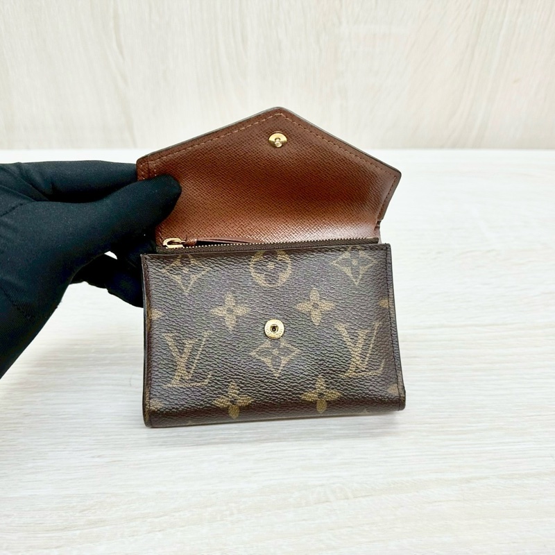 LV原花金釦咖啡內裡Victorine信封下蓋三折短夾M62472-9
