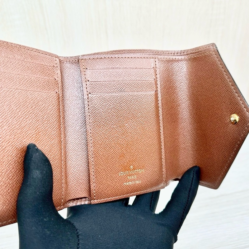 LV原花金釦咖啡內裡Victorine信封下蓋三折短夾M62472-12