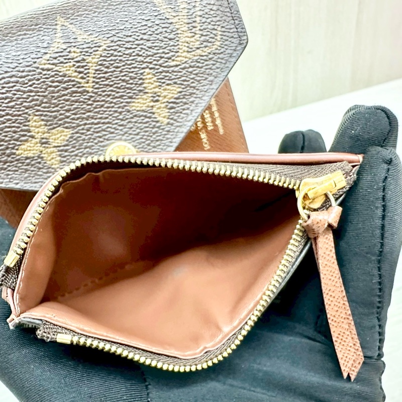 LV原花金釦咖啡內裡Victorine信封下蓋三折短夾M62472-13