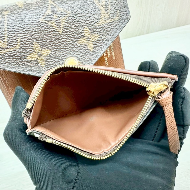 LV原花金釦咖啡內裡Victorine信封下蓋三折短夾M62472-14