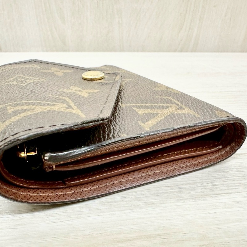 LV原花金釦咖啡內裡Victorine信封下蓋三折短夾M62472-20