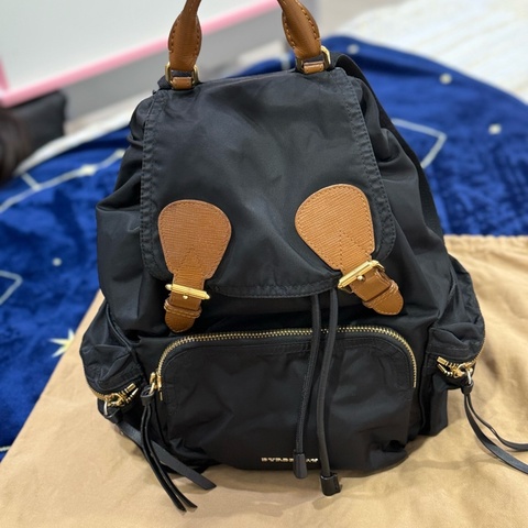 Burberry 黑色後背包-中號 男女揹都超好看！