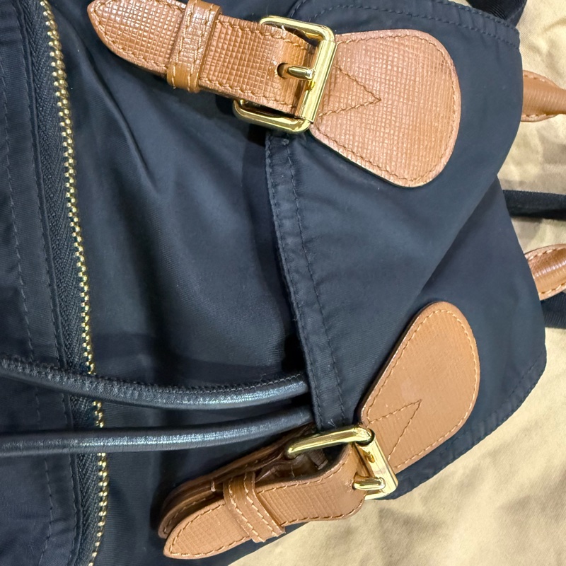 Burberry 黑色後背包-中號 男女揹都超好看!-3