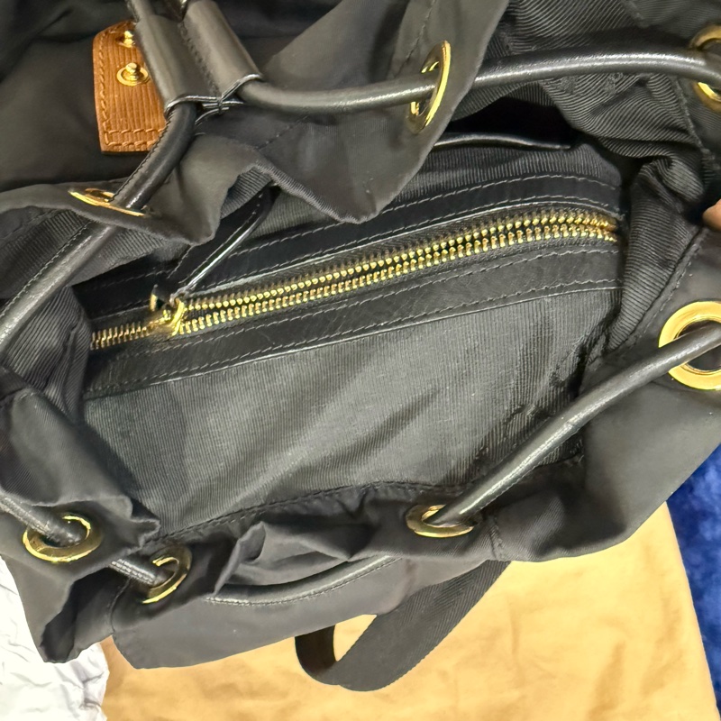 Burberry 黑色後背包-中號 男女揹都超好看!-8