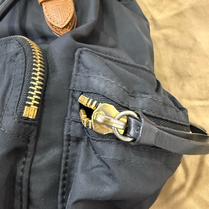 Burberry 黑色後背包-中號 男女揹都超好看!-11