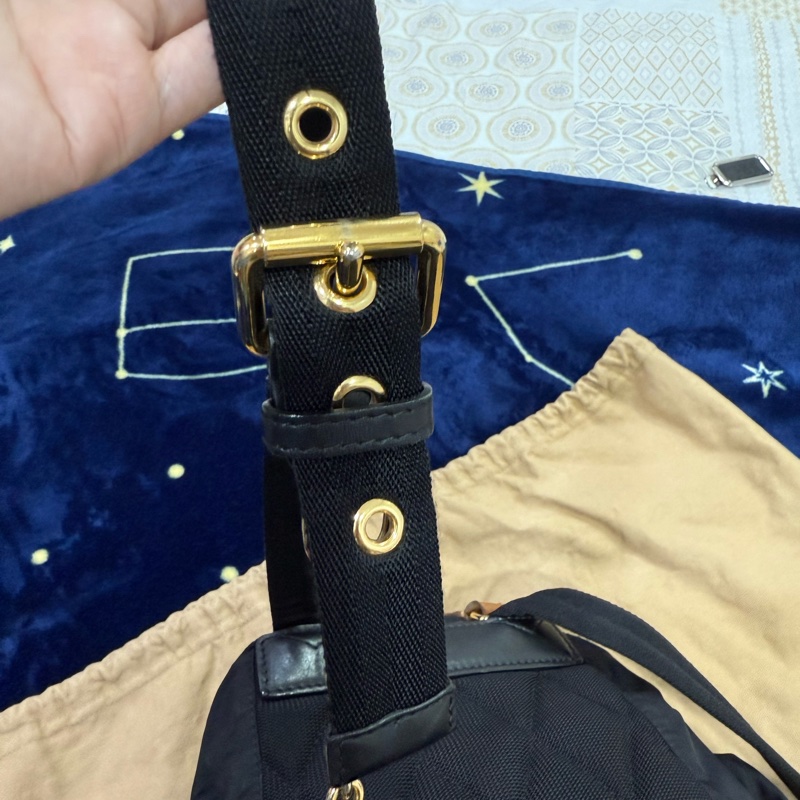 Burberry 黑色後背包-中號 男女揹都超好看!-14