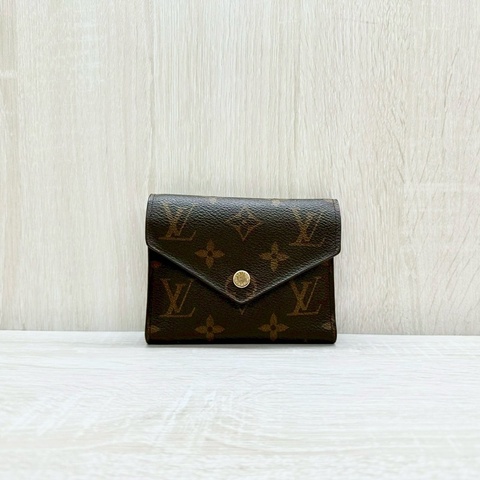 LV原花拼紅色內裡信封式三折短夾M41938