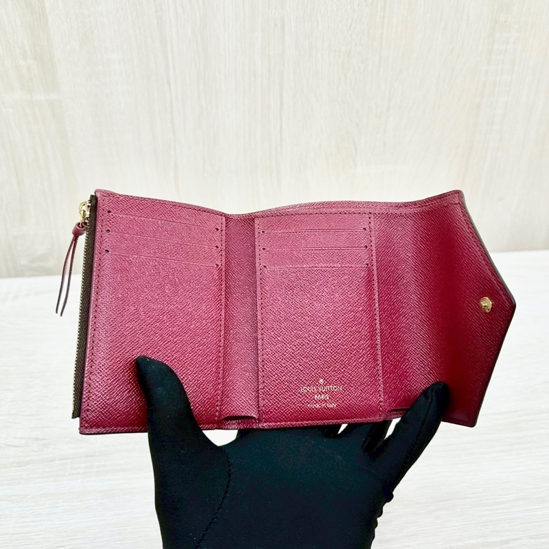 LV原花拼紅色內裡信封式三折短夾M41938-8