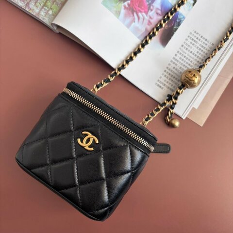 ::CHANEL:: 新款金球系列小羊皮超迷你斜背 口紅包 小盒子包 小廢包