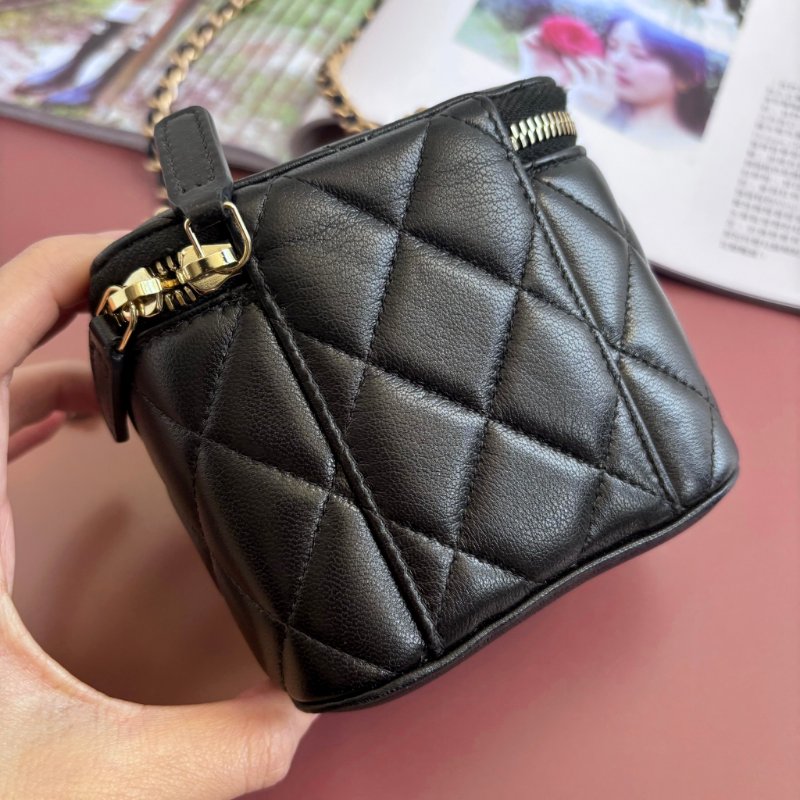 ::CHANEL:: 新款金球系列小羊皮超迷你斜背 口紅包 小盒子包 小廢包-7