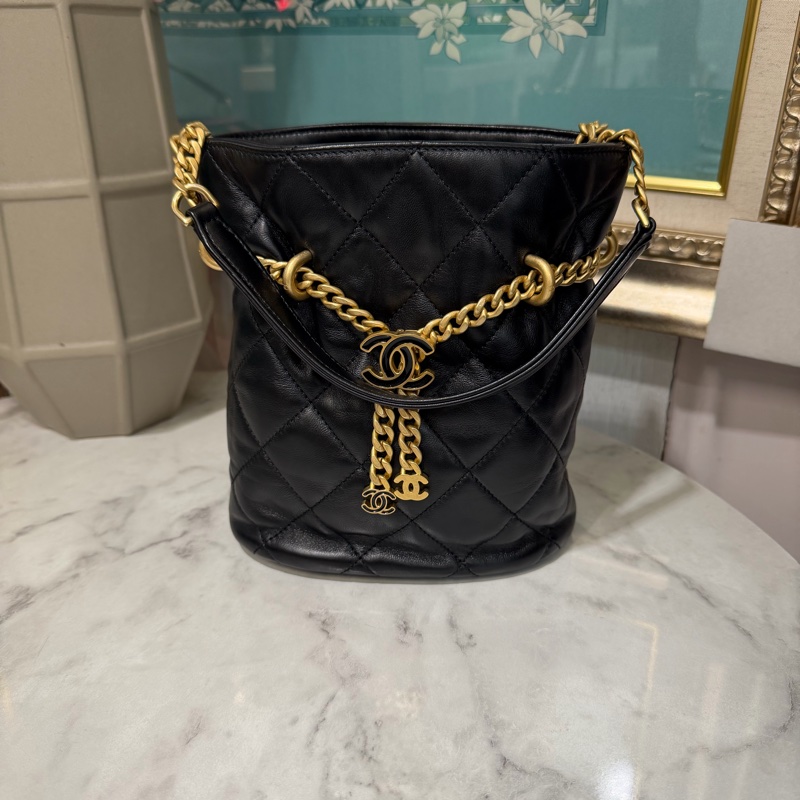 Chanel 黑羊皮菱格紋金釦束口肩斜背水桶包AS3116-0