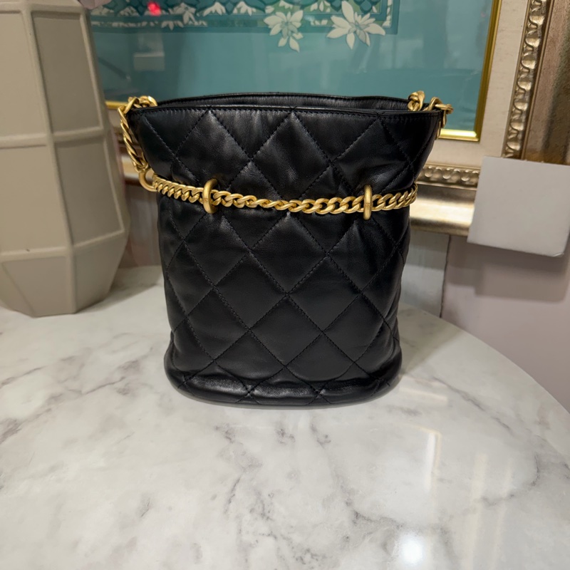 Chanel 黑羊皮菱格紋金釦束口肩斜背水桶包AS3116-1