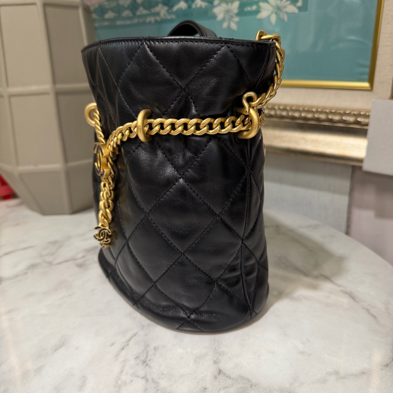 Chanel 黑羊皮菱格紋金釦束口肩斜背水桶包AS3116-3
