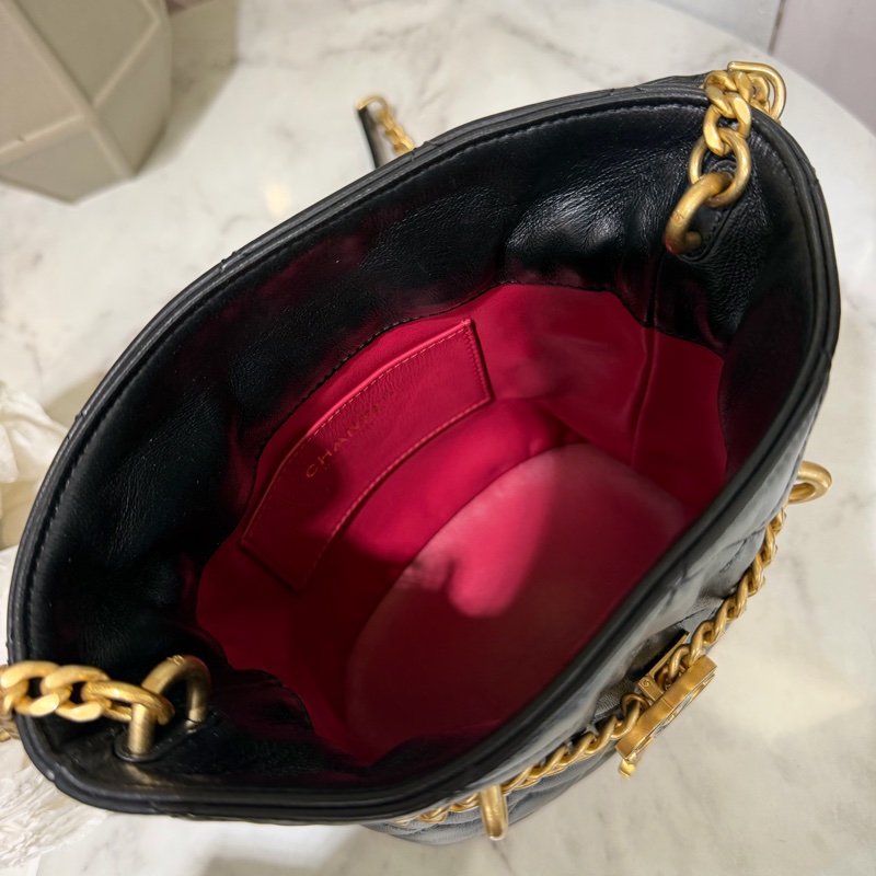 Chanel 黑羊皮菱格紋金釦束口肩斜背水桶包AS3116-7
