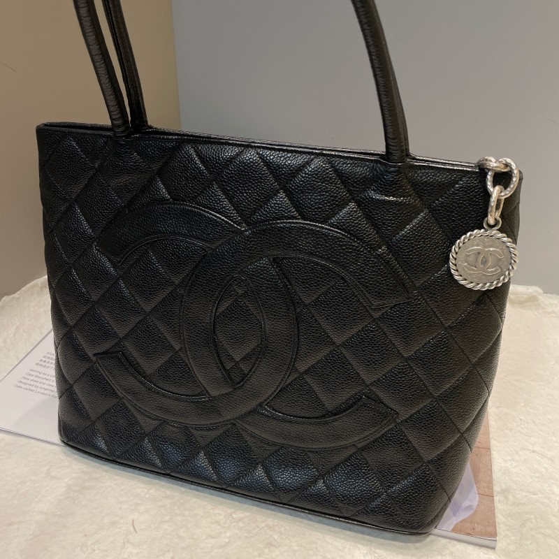 CHANEL 黑銀魚子醬希爾頓手提包-1