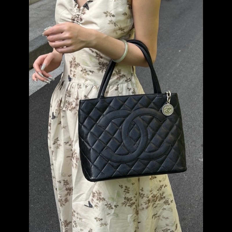 CHANEL 黑銀魚子醬希爾頓手提包-7